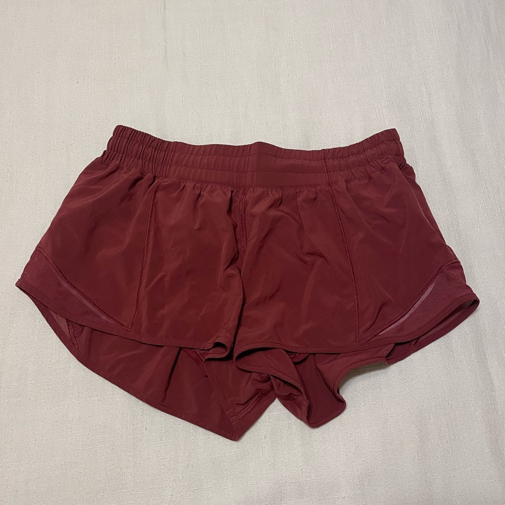 Lululemon hotty hot low-rise lined short 2.5” mulled wine size 8